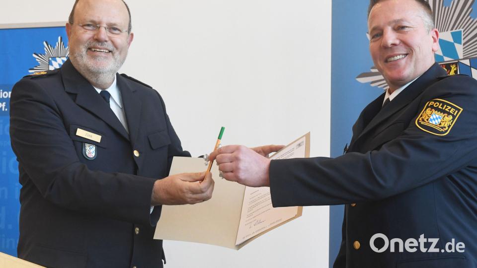 Polizeipräsident Norbert Zink überreicht dem neuen Polizeidirektor Markus Fuchs (rechts) den typischen &quot;grünen Stift&quot; zum Unterschreiben. Bild: Gabi Schönberger