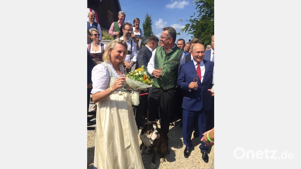 Außenministerin Karin Kneissl. Im Hintergrund ihr Ehemann, Wolfgang Meilinger. Bild: Fütterer, Clemens [