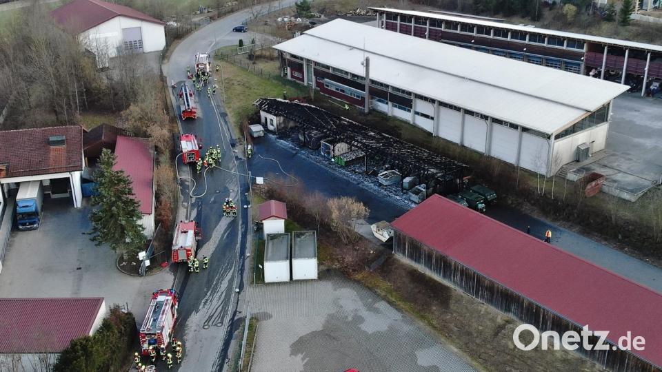 Ein Großbrand in Bad Kötzting zerstörte am Donnerstag, den 3. März 2022 eine der beiden Hallen des Bad Kötztinger Recyclinghofes. Bild: Feuerwehr Landkreis Cham