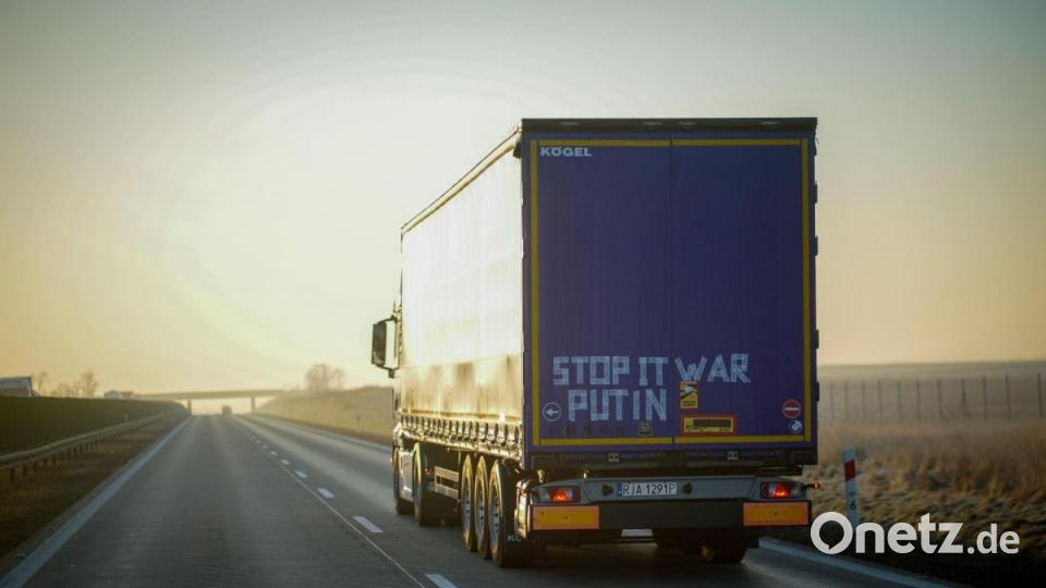 Ein Lastwagen mit der Aufschrift „Stop it war Putin“ auf seinem Anhänger fährt am frühen Morgen über die A4 in Polen Richtung Breslau. Bild: Kay Nietfeld/dpa