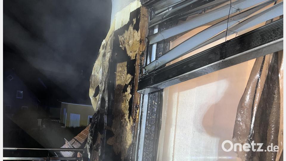 Die Feuerwehren aus Kümmersbruck, Haselmühl und Amberg eilten mit einem Großaufgebot inklusive Drehleiter zur Einsatzstelle. Denn zunächst war ein Dachstuhlbrand gemeldet worden. Bild: Hubert Blödt/Feuerwehr/exb