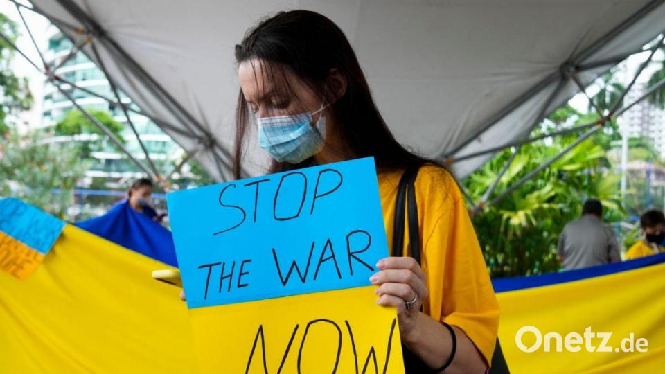 Eine in Panama lebende Ukrainerin hält während einer Demonstration ein Anti-Kriegs-Schild. Bild: Arnulfo Franco/AP/dpa