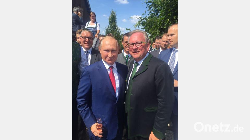 Russlands Präsident Waldimir Putin (links) mit Karl Wratschko, dem Bürgermeister der Pleysteiner Partnerstadt Gamlitz. Bild: Fütterer, Clemens