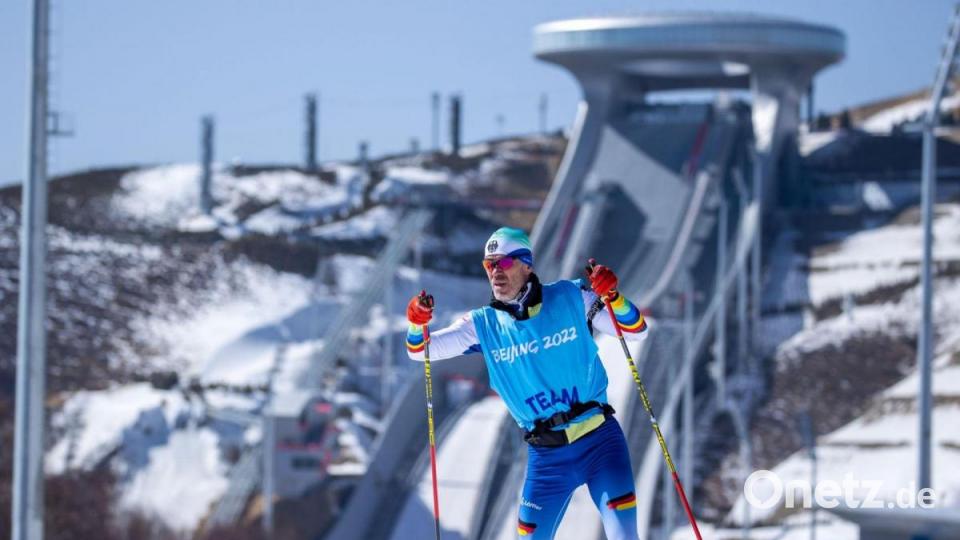 Morgen beginnen in Peking die Paralympischen Winterspiele 2022. Viele deutsche Athleten wie der Langläufer Alexander Ehler, der unter einer Beinlängendifferenz leidet, nutzen nun die letzten Stunden vor dem großen Wettkampf, um noch einmal zu trainieren. Bild: Jens Büttner/dpa-Zentralbild/dpa