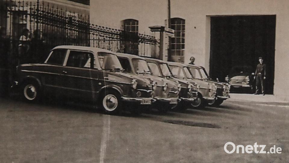 Ein NSU-Prinz neben dem anderen. Die Aufnahme entstand um 1960 vor der Autowerkstatt Linkel in der Asylstraße. Archivbild: njn