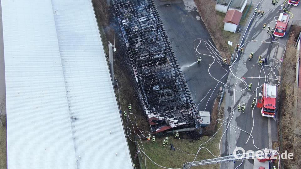 Ein Großbrand in Bad Kötzting zerstörte am Donnerstag, den 3. März 2022 eine der beiden Hallen des Bad Kötztinger Recyclinghofes. Bild: Feuerwehr Landkreis Cham