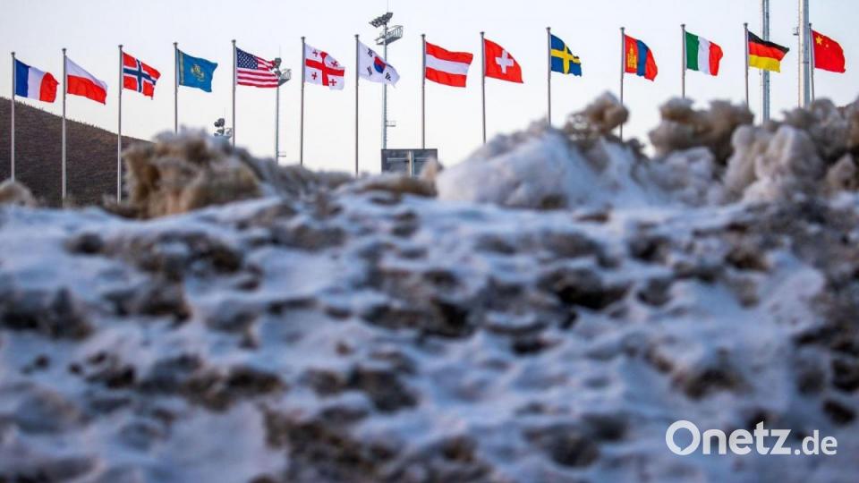 Die Fahnen der Teilnehmerländer an den Paralympics in Zhangjiakou wehen im Biathlon-Stadion. Die Fahnen von Russland und Belarus sind nicht dabei. Bild: Jens Büttner/dpa-Zentralbild/dpa