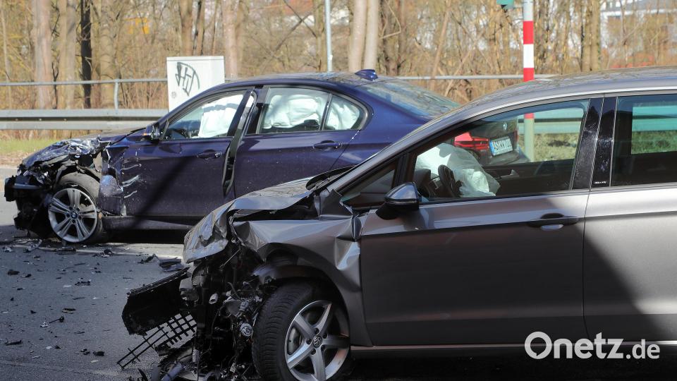Die Fahrer der beiden Pkw, zwei Männer, blieben unverletzt. Weitere Personen waren nicht in den Unfall verwickelt. Bild: Wolfgang Steinbacher