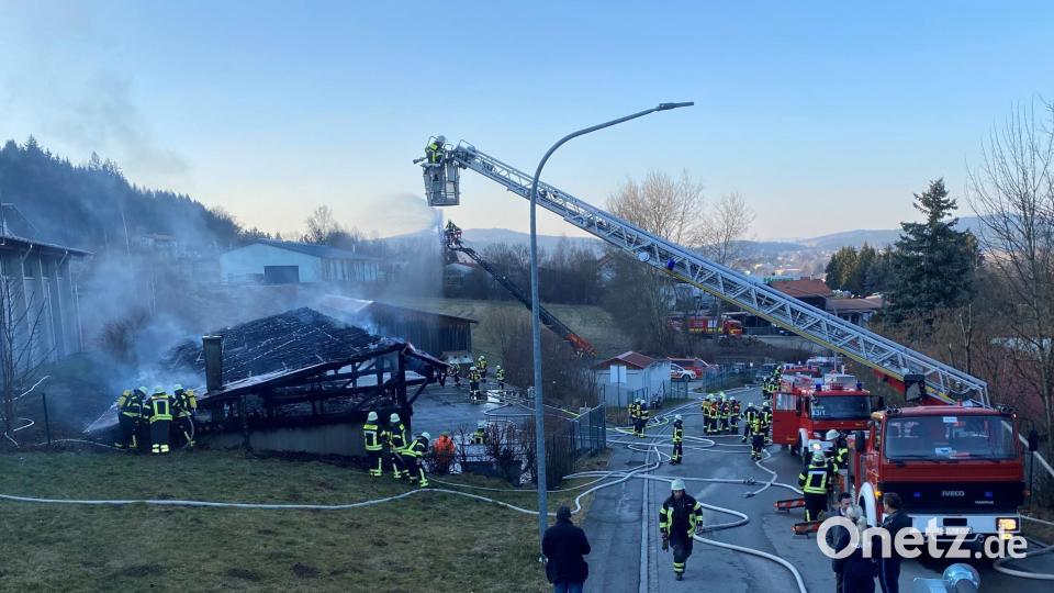 Ein Großbrand in Bad Kötzting zerstörte am Donnerstag, den 3. März 2022 eine der beiden Hallen des Bad Kötztinger Recyclinghofes. Bild: Feuerwehr Landkreis Cham