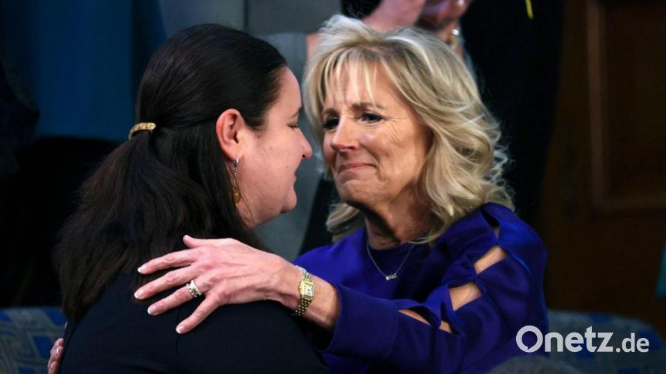 US-First Lady Jill Biden begrüßt die ukrainische Botschafterin Oksana Markarova zur Sitzung des Kongresses im Kapitol. Bild: Evelyn Hockstein/Reuters Pool via AP/dpa