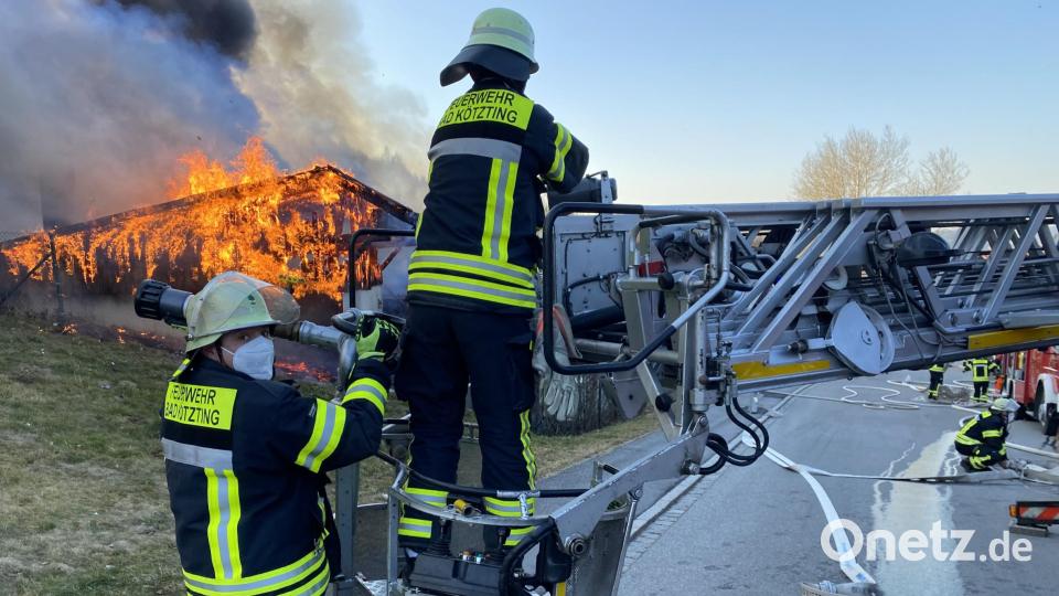 Ein Großbrand in Bad Kötzting zerstörte am Donnerstag, den 3. März 2022 eine der beiden Hallen des Bad Kötztinger Recyclinghofes. Bild: Feuerwehr Landkreis Cham