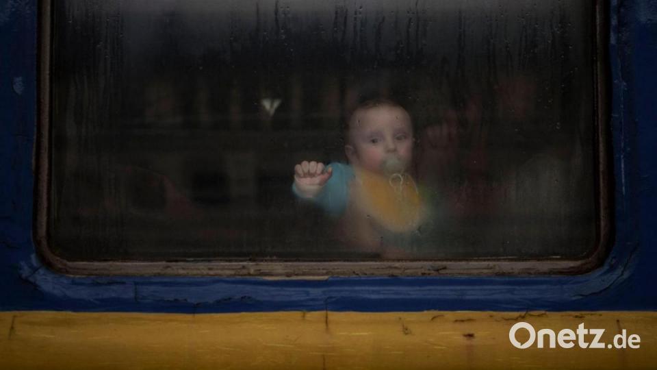 Ein Baby, das mit seiner Mutter die Flucht aus der westukrainischen Stadt Lwiw Richtung Westen antritt, schaut ein letztes Mal aus dem Fenster. Es wirkt fast so, als würde es zum Abschied noch einmal der geliebten alten Heimat winken. Bild: Felipe Dana/AP/dpa