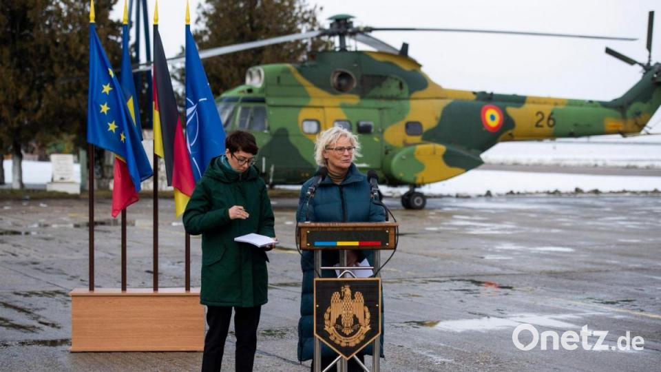 Die deutsche Bundesverteidigungsministerin Christine Lambrecht spricht bei einem Besuch der deutschen Truppen, die in Rumänien stationiert sind. Bild: Christophe Gateau/dpa