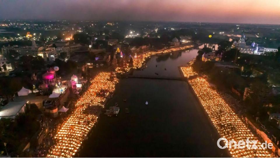 1 171 078 Öllämpchen hat die Regierung des indischen Bundesstaates Madhya Pradesh zum hinduistischen Fest Maha Shivaratri angezündet. Damit wurde ein Weltrekord aufgestellt. Bild: Sanjeev Gupta/SOPA Images via ZUMA Press Wire/dpa