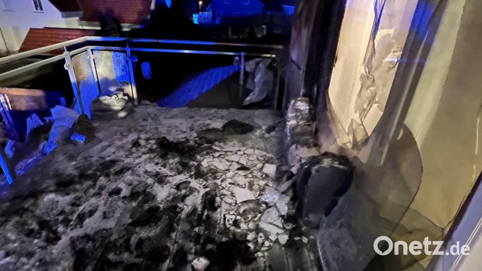 Die Flammen auf dem Balkon eines Mehrfamilienhauses in Kümmersbruck waren schon aus der Ferne zu sehen, die Feuerwehr konnte den Brand jedoch schnell löschen. Bild: Hubert Blödt/Feuerwehr/exb