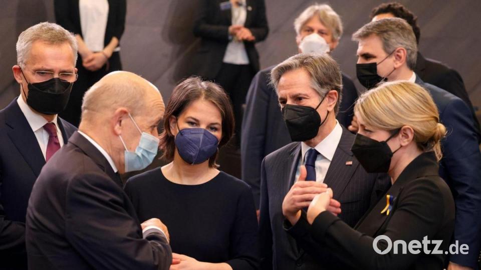 Nato-Generalsekretär Jens Stoltenberg zusammen mit den Außenministern Jean-Yves Le Drian, Annalena Baerbock, Antony Blinken und Melanie Joly im Nato-Hauptquartier in Brüssel. Bild: Olivier Matthys/AP/dpa