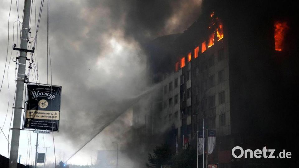 Feuerwehrleute löschen ein brennendes Gebäude nach einer Bombardierung in Kiew. Bild: Efrem Lukatsky/AP/dpa