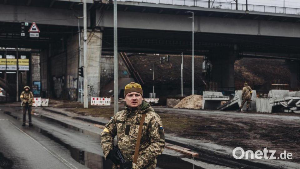 Ein ukrainischer bewaffneter Mann kontrolliert eine Straße in Kiew. Russische Truppen rücken immer weiter auf die Hauptstadt Kiew vor. Bild: Diego Herrera/EUROPA PRESS/dpa
