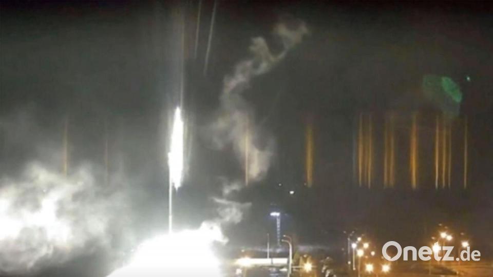 Videostandbild von einem Brand im Kernkraftwerk Saporischschja. Russische Streitkräfte beschossen am frühen Freitag Europas größtes Kernkraftwerk und entfachten ein Feuer. Bild: Uncredited/Kernkraftwerk Saporischschja via AP/dpa