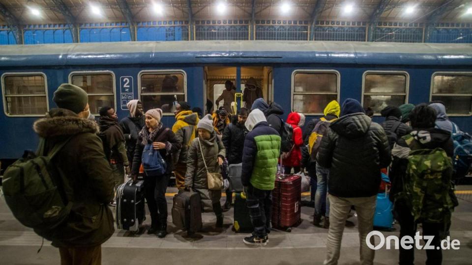 Flüchtlinge aus der Ukraine kommen in Budapest an. Innerhalb kürzester Zeit müssen wegen der russischen Aggression immer mehr Menschen aus der Ukraine fliehen. Bild: Zoltan Balogh/MTI/dpa