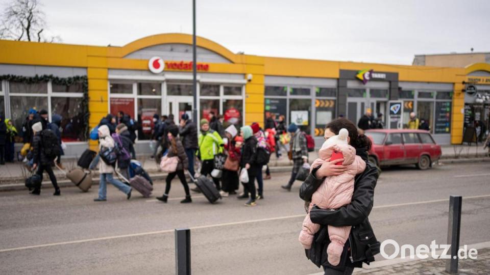 Eine Mutter mit ihrem Kind auf einer Straße in Lwiw während Luftalarm-Sirenen ertönen. Bild: Pau Venteo/EUROPA PRESS/dpa
