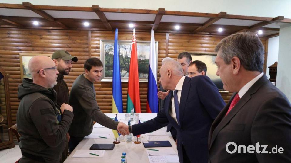 Das von der belarussischen Staatsagentur BelTA verbreitete und von AP zur Verfügung gestellte Bild zeigt die Vertreter der Ukraine und Russlands. Bild: Maxim Guchek/BelTA/AP/dpa