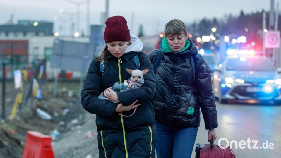 Zwei geflüchtete Frauen kommen mit einem Hund am Grenzübergang Medyka in Polen an. Bild: Visar Kryeziu/AP/dpa