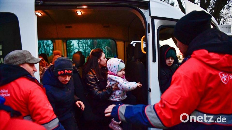 Flüchtlinge aus der Ukraine kommen in einer von dem Malteserorden betriebenen Flüchtlingsunterkunft im ungarischen Beregsurány an. Bild: Marton Monus/dpa