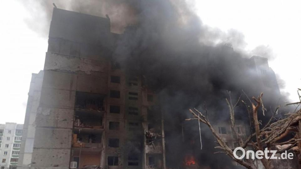 Feuerwehrleute löschen ein Feuer in Stadtzentrum von Tschernihiw. Russland hat seine Angriffe auf belebte Städte ausgeweitet, was von Präsident Selenskyj als Terrorkampagne bezeichnet wurde. Bild: Dmytro Kumaka/AP/dpa