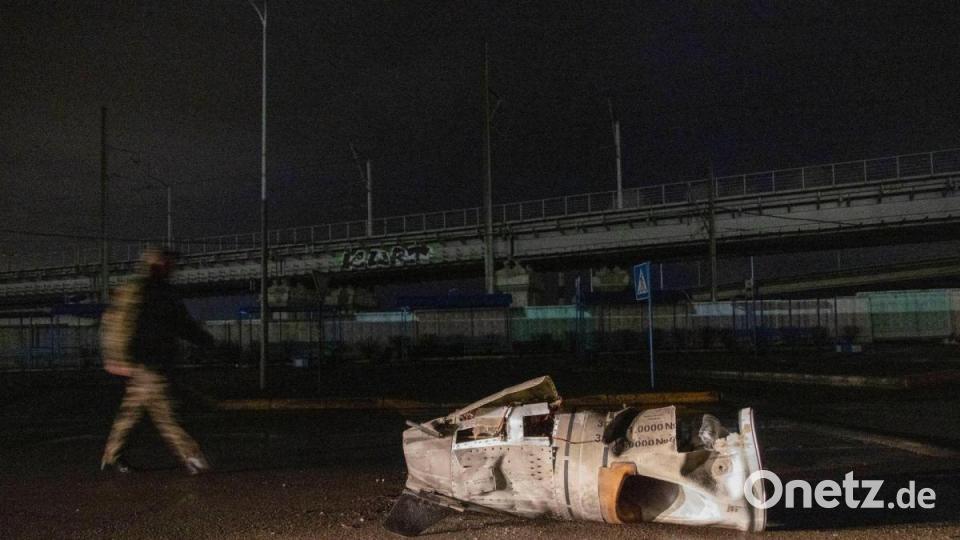 Die Überreste einer russischen Rakete in Kiew. Bild: Andriy Dubchak/AP/dpa