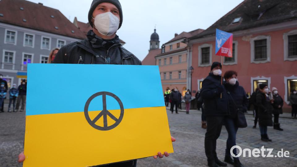 IGM Mahnwache als "Zeichen für den Frieden", gemeins. m. OB, kirchl. Vertretern, weiteren Verbänden, vor Gewerkschaftshaus, Schrannenplatz. Bild: Wolfgang Steinbacher