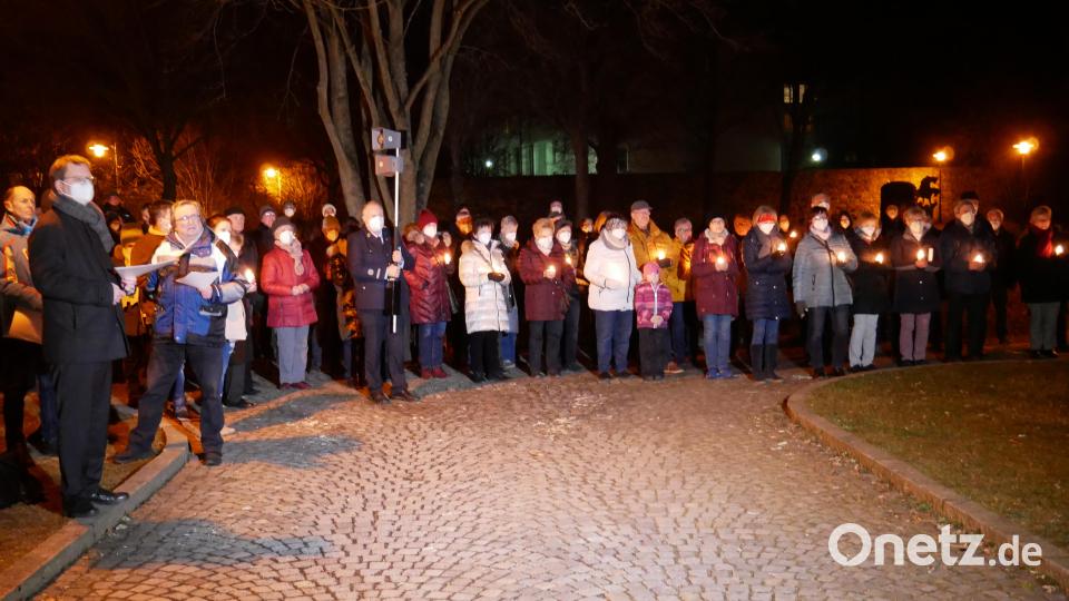 Zahlreiche Bürgerinnen und Bürger beteiligten sich am Samstagabend mit brennenden Kerzen an der Lichterprozession zur Friedenssäule im Stadtpark Schwanenwiese. Bild: hmr