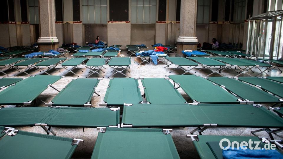 In einer Halle in München stehen Feldbetten für Geflüchtete aus der Ukraine bereit. Bild: Sven Hoppe/dpa