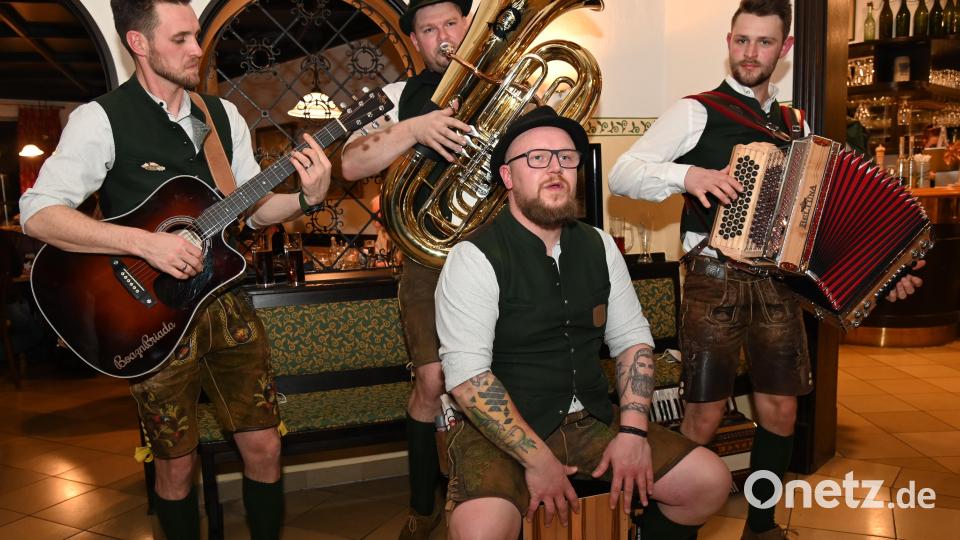 Die Boazn Briada (von links) Domi, Börger, der Seeeiiidlllll und Ecki spielten beim Bockbieranstich im Kummert-Bräu auf und werden auch an den Wochenenden bis Ostern für die richtige Stimmung sorgen. Bild: gf