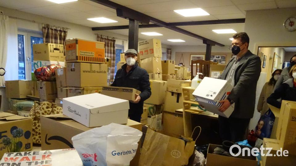 Ein Bild, das seinen Platz in der DJK-Chronik haben wird: Über Stunden hinweg kamen Leute und brachten Spendengüter für ukrainische Flüchtlinge. Bild: Houschka