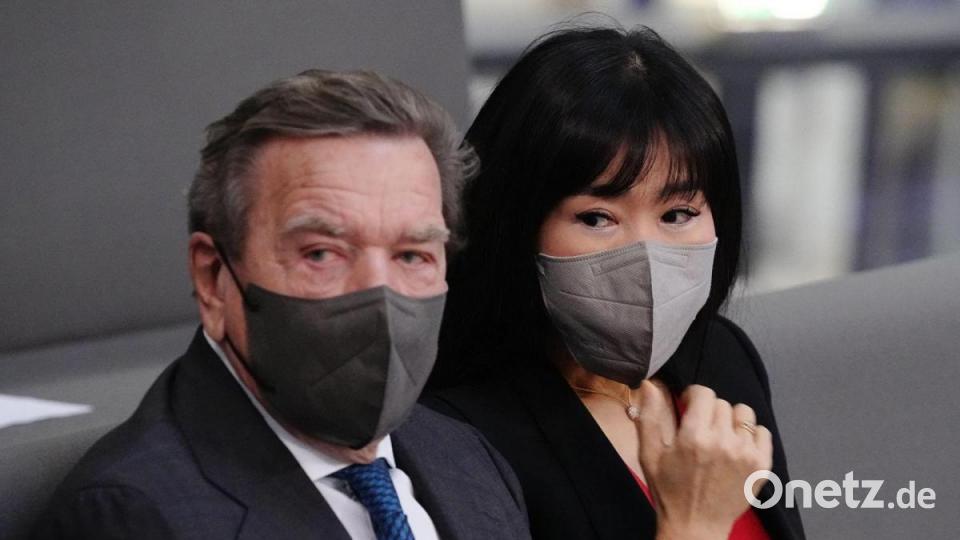 Gerhard Schröder (SPD), Bundeskanzler a.D., und seine Frau So-yeon Schröder-Kim im Bundestag. Bild: Kay Nietfeld/dpa