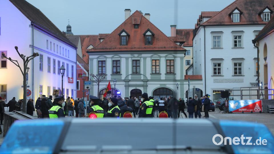 Die IG Metall Amberg hat am Sonntag eine Mahnwache als "Zeichen für den Frieden" abgehalten. Neben Horst Ott, dem Ersten Bevollmächtigten der Amberger IG Metall (IGM), sprachen der bayerische Bezirksleiter der IGM, Johann Horn, Pfarrer Joachim von Kölichen von der Paulanergemeinde in Amberg und Oberbürgermeister Michael Cerny. Bild: Wolfgang Steinbacher