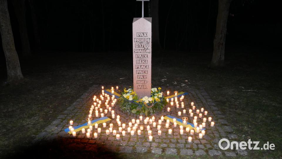 Die bei der Lichterprozession mitgeführten Kerzen wurden von den Teilnehmern nach der Feierstunde an der Friedenssäule abgestellt. Bild: hmr