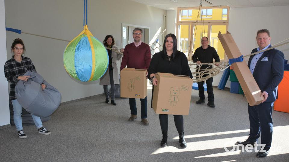 Kinderhort-Mitarbeiterin Lisa Ottlinger, Kämmerin Ursula Ockl, Caritas-Geschäftsführer Martin Kneidl, Kinderhortleiterin Anna-Lena Seuz, Bauleiter Mirko Bertl und Bürgermeister Stefan Grillmeier (von links) schauten im Kinderhort nach dem Rechten und nahmen symbolisch Umzugsmaterial in die Hand. Bild: jr