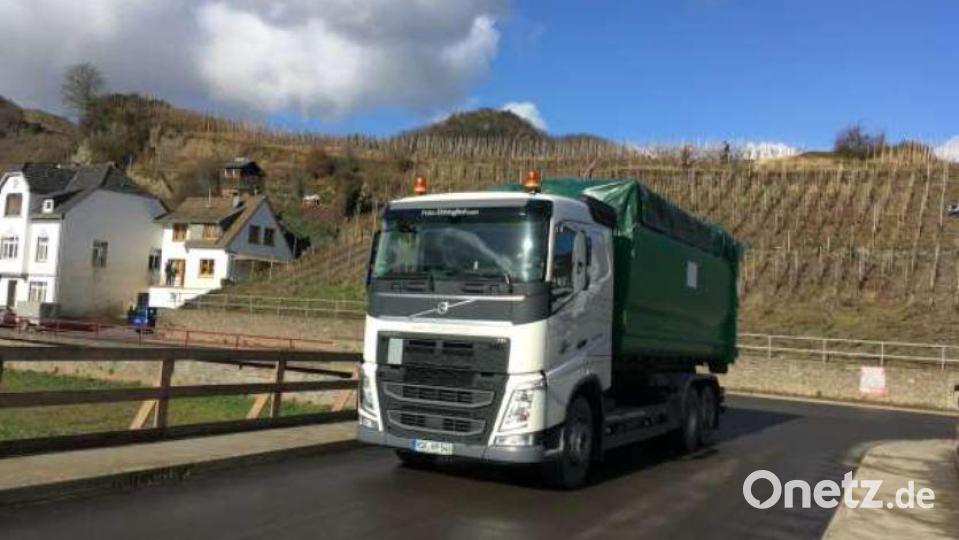 Der Lkw mit der Brennholzspende erreicht das Ahrtal. Bild: Rotary-Club Auerbach/exb