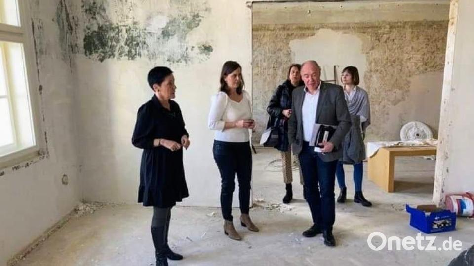 Stellvertretende Bürgermeisterin Hanka Valachoviova und Eva Cervena (von links) von der Stadtverwaltung zeigen den Kümmersbrucker Gästen die aktuellen Umbaumaßnahmen des historischen Standesamts in Holysov. Bild: Markus Leitl