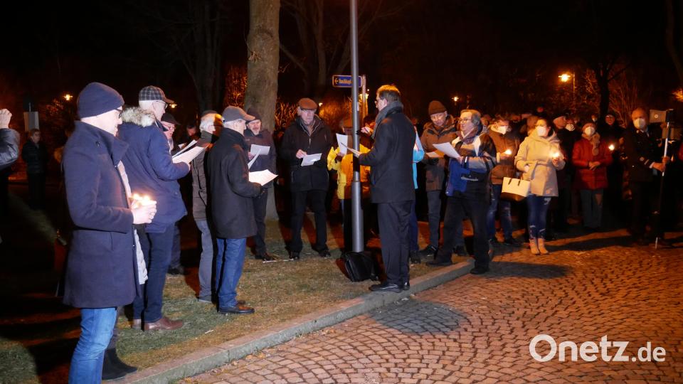 Nachdem der Männergesangverein bereits den Gedenkgottesdienst der Freiwilligen Feuerwehr Waldsassen am Samstagabend musikalisch gestaltet hatte, stimmte er auch zum Auftakt der Veranstaltung an der Friedenssäule ein Friedenslied an. Bild: hmr