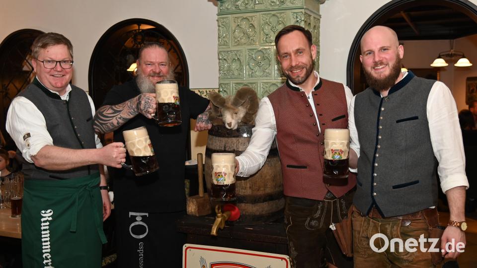 Auf eine genussvolle Starkbierzeit stießen (von links) Oberbürgermeister Michael Cerny, Küchenchef Hans-Jürgen Blank, Braumeister Franz Kummert und Service-Leiter Bastian Prechtl an. Bild: gf