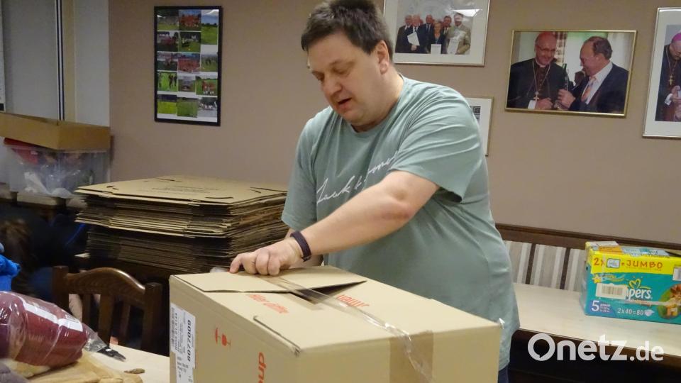 Bürgermeister Christian Ziegler half beim Verpacken der sortierten Spendengüter, klebte Kartons zu und dankte allen, die mit Gaben für ukrainische Flüchtlinge gekommen waren. Bild: Houschka