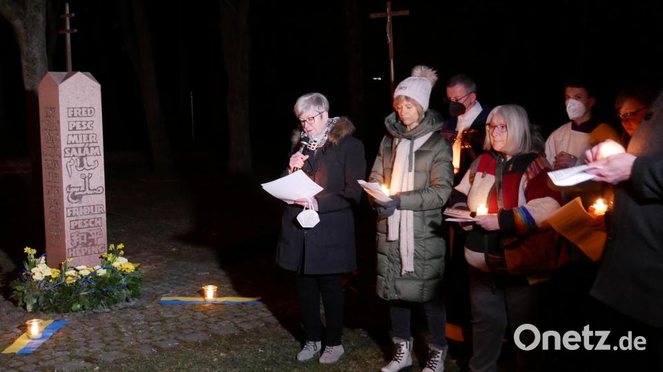 Initiiert und mit Gebeten und Fürbitten gestaltet haben die Feier an der Friedenssäule Mitglieder der katholischen Pfarrgemeinde und der evangelischen Kirchengemeinde Waldsassen. Bild: hmr