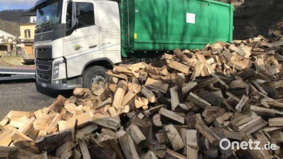 Nach dem Abladen der Brennholz-Spende im Ahrtal. Bild: Rotary-Club Auerbach/exb