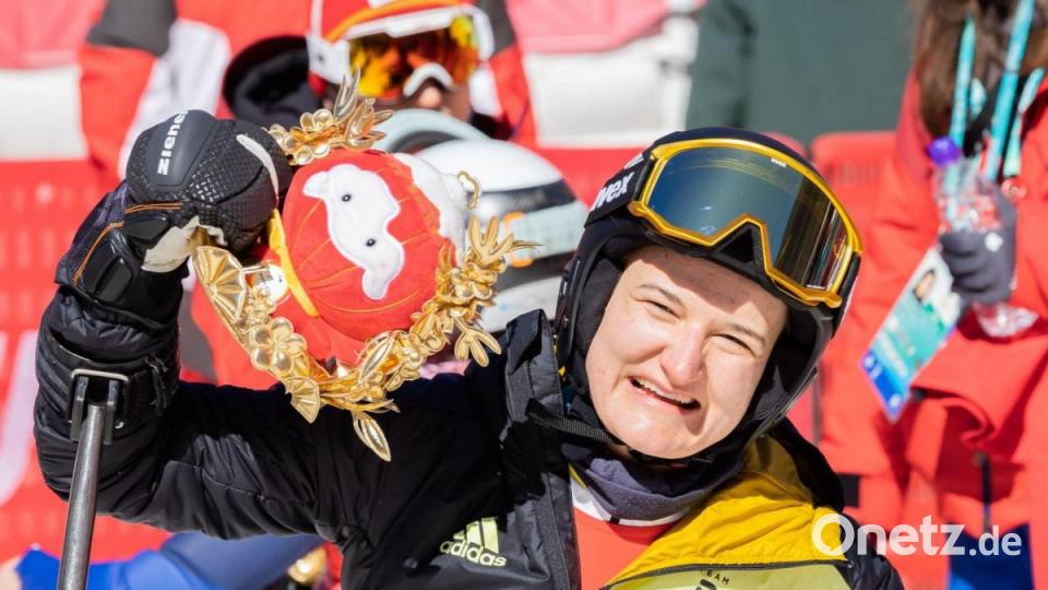 Anna-Lena Forster aus Deutschland jubelt über Platz zwei beim Para Ski Alpin in der Kategorie sitzend. Bild: Christoph Soeder/dpa
