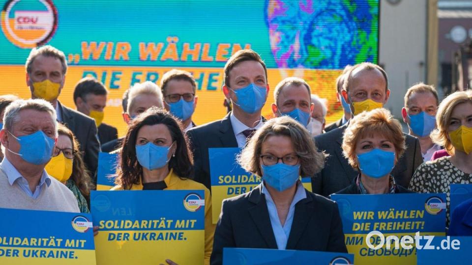 Vor der Klausurtagung der CDU kommt der Bundesvorstand für ein Gruppenfoto zusammen, um ihre Solidarität mit der Ukraine zu zeigen. Bild: Oliver Dietze/dpa