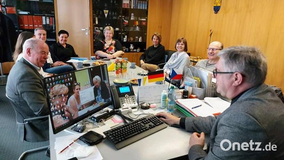 Im Bürgermeisterbüro (von links): Bürgermeister Roland Strehl, Eva Cervena (Stadtverwaltung Holysov), Markus Leitl (Übersetzer, FFW Kümmersbruck), Hanka Valachoviova, stellvertretende Bürgermeisterin Alena Burionova, Zweite Bürgermeisterin Birgit Singer-Grimm, Anja Jäger (Gemeindeverwaltung Kümmersbruck), Dritter Bürgermeister Hubert Blödt und Libor Schröpfer. Bild: Hanka Valachoviova