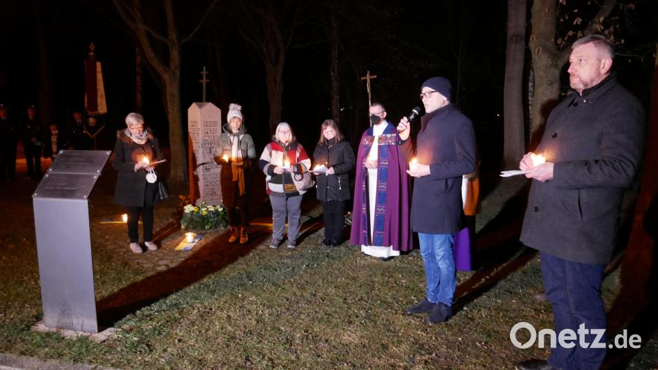 Mit einführenden Worten eröffnete Bürgermeister Bernd Sommer die von Mitgliedern der katholischen Pfarrgemeinde und der evangelischen Kirchengemeinde initiierte und vorbereitete Aktion für den Frieden. Bild: hmr